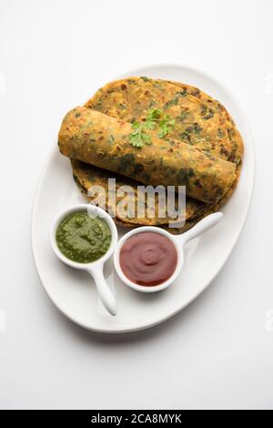 Palak Paratha est un délicieux et sain pain plat indien à base de farine de blé entier et d'épinards légèrement épicés Banque D'Images