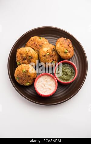 Aloo tikki ou Cutlet de pommes de terre ou patties est un aliment populaire de rue indien fait avec des pommes de terre bouillies, des épices et des herbes Banque D'Images