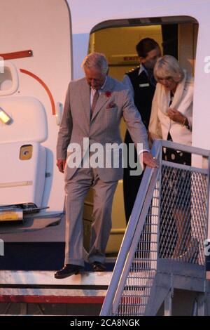 HRH le Prince Charles et HRH Camilla, duchesse de Cornwall arrivent à Sydney depuis Adélaïde par avion de la Royal Australian Air Force. Banque D'Images