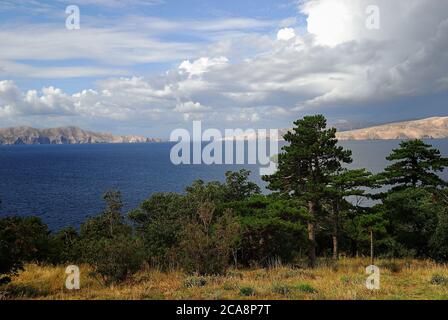 Région de Senj et Lika, Croatie, paysage de l'île de Krk depuis la côte dalmate . Banque D'Images