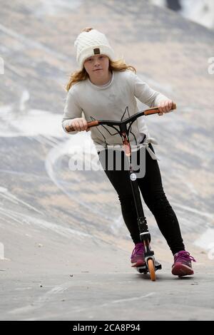 North East Skate Park Series Round 11. 9 novembre 2019. Une jeune fille fait un scooter dans un parc de skate. Banque D'Images