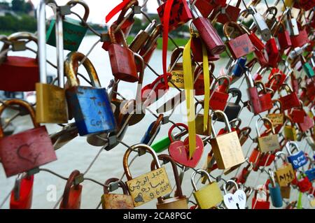 Écluses d'amour sur la passerelle Makartsteg, Salzbourg, Autriche. Banque D'Images