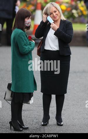 La première ministre adjointe Michelle O'Neill (à droite) pose un couvre-visage lorsqu'elle arrive à la cathédrale Saint-Eugène de Londonderry, avant les funérailles de John Hume. Banque D'Images