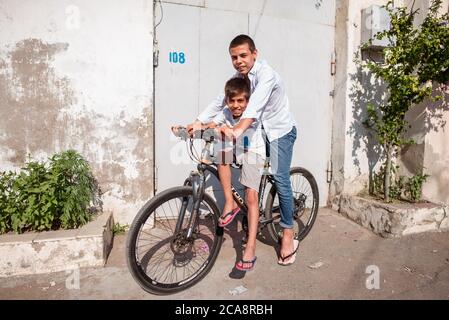 Bakou / Azerbaïdjan - 7 juin 2019 : deux amis à vélo dans la rue Banque D'Images