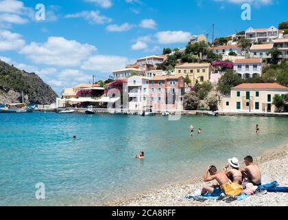 La pittoresque petite ville de plage d'assos asos sur l'île grecque de kefalonia est une Grèce parfaite d'image Banque D'Images