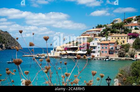 La pittoresque petite ville de plage d'assos asos sur l'île grecque de kefalonia est une Grèce parfaite d'image Banque D'Images