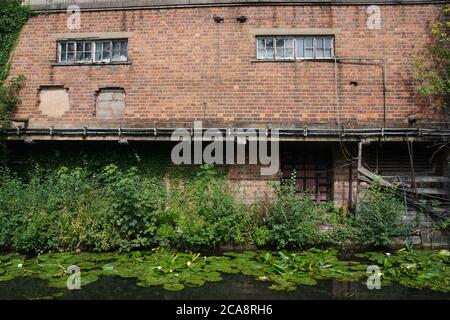 Anciens bâtiments d'usine qui longuent le canal de Stourbridge. Pays noir. West Midlands. Angleterre. ROYAUME-UNI Banque D'Images