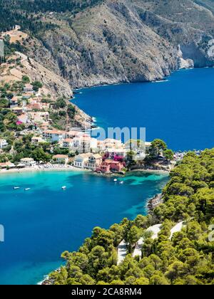 La pittoresque petite ville de plage d'assos asos sur l'île grecque de kefalonia est une Grèce parfaite d'image Banque D'Images