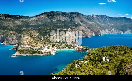 La pittoresque petite ville de plage d'assos asos sur l'île grecque de kefalonia est une Grèce parfaite d'image Banque D'Images