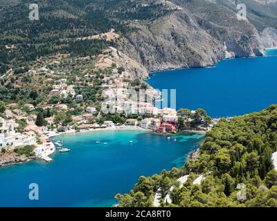 La pittoresque petite ville de plage d'assos asos sur l'île grecque de kefalonia est une Grèce parfaite d'image Banque D'Images