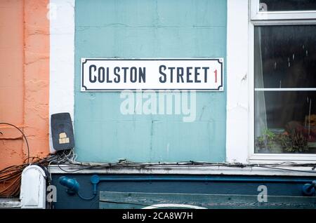 Plaque signalétique de la rue Colston après le renversement de la statue d'Edward Colston à Bristol, le 2020 juin Banque D'Images