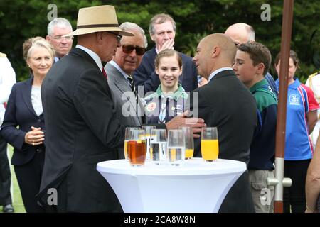 Le Prince Charles se mêle à la réception du Government House à Sydney. Photo avec son Excellence le général David Hurley, Gouverneur de Nouvelle-Galles du Sud. Banque D'Images