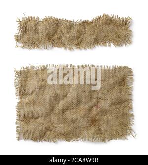 Morceaux rectangulaires et oblongs en toile de jute froissés isolés sur fond blanc. Tissu de sac de couleur naturelle avec bords déchirés. Tissu en jute rugueux. Banque D'Images