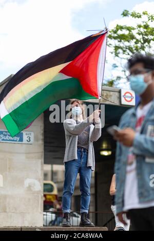 Un manifestant fait le drapeau palestinien lors d'une manifestation Black Lives Matter, Marble Arch, Londres, 2 août 2020 Banque D'Images