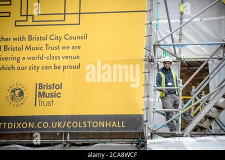 Travaux de construction à la salle Colston à la suite de la statue renversée d'Edward Colston à Bristol, le 10 juin 2020, peu avant que le nom ne soit retiré. Banque D'Images