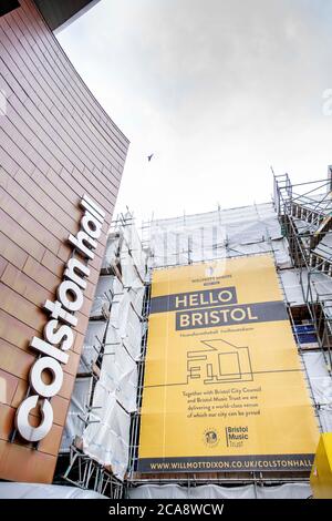 Travaux de construction au Colston Hall à la suite du renversement de la statue d'Edward Colston à Bristol, le 10 juin 2020, peu avant la prise du nom d Banque D'Images