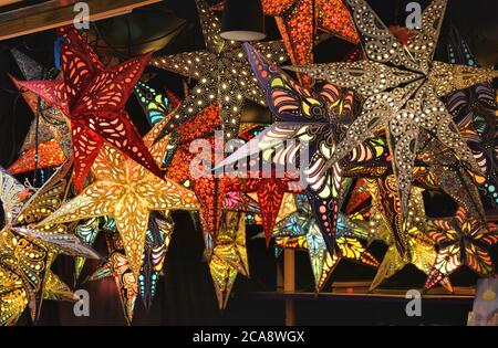 Papier de Noël lanterne étoiles décorations sur le marché de Noël Banque D'Images