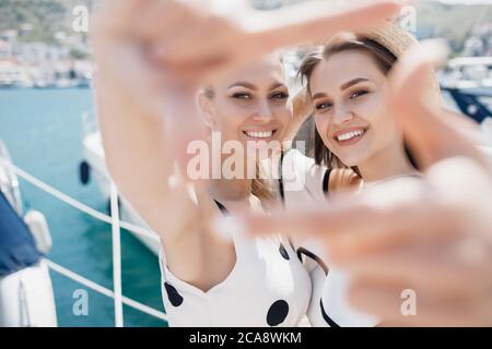 Portrait d'une jeune femme souriante faisant de la selife avec cadre Banque D'Images