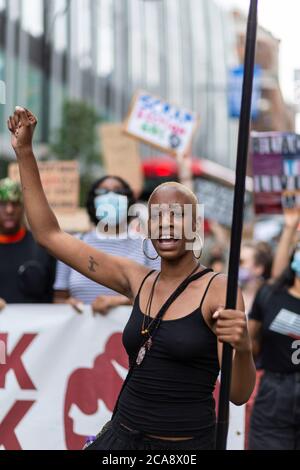 Portrait d'une manifestante féminine avec son poing fermé lors d'une manifestation Black Lives Matter, Londres, 2 août 2020 Banque D'Images