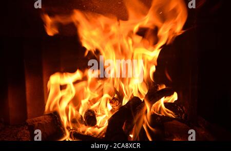 Flammes dans la cheminée. Bois brûlé. Banque D'Images