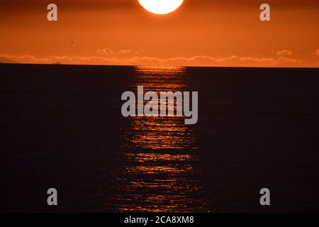 Coucher de soleil sur Tapia de Casariego, dans les Asturies. Nous pouvons voir comment le soleil tombe et se cache par la mer, jusqu'à ce qu'il disparaisse. Banque D'Images