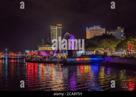 Nuit sur le front de mer de Da Nang, arbre éclairé avec coeurs. Pont de la rivière Dragon au-dessus de la rivière Han, pont Cau Rong Rong à Da Nang, Vietnam Banque D'Images