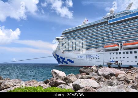 CURAÇAO, CARAÏBES - 27 MARS 2017 : navire Royal Princess amarré au port de Willemstad. Royal Princess est exploité par Princess Cruises Line et a un plafond Banque D'Images