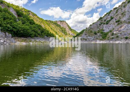 Méandres du canyon de la rivière Uvac. Réserve naturelle spéciale, destination touristique populaire dans le sud-ouest de la Serbie. Banque D'Images