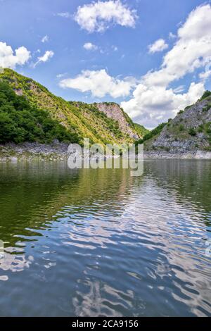 Méandres du canyon de la rivière Uvac. Réserve naturelle spéciale, destination touristique populaire dans le sud-ouest de la Serbie. Banque D'Images