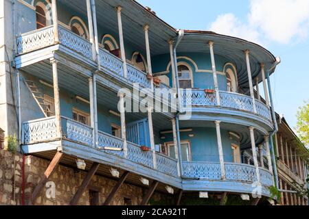 Balcons traditionnels sculptés et maisons colorées dans la vieille ville de Tbilissi, en Géorgie Banque D'Images