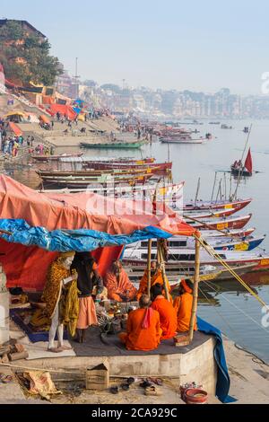 Des saints hindous sur les rives du Gange River, Varanasi, Uttar Pradesh, Inde, Asie Banque D'Images