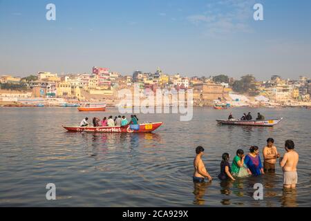 Personnes se baignant dans le Gange River, Varanasi, Uttar Pradesh, Inde, Asie Banque D'Images