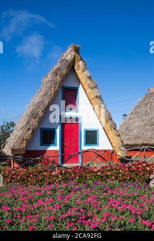 Maisons traditionnelles aux toits de chaume abrupts de forme triangulaire, Santana, Madère, Portugal, Atlantique, Europe Banque D'Images