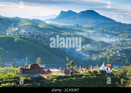 Vue du temple Sri Swarnagiri, Nuwara Eliya, province centrale, Sri Lanka, Asie Banque D'Images