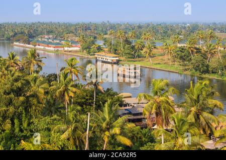 Péniche dans les eaux de fond, Alappuzha (Alleppey), Kerala, Inde, Asie Banque D'Images
