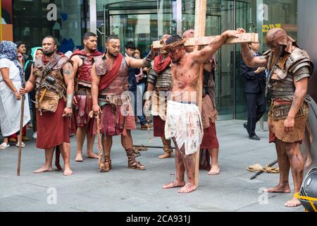 Reconstitution de la crucifixion effectuée par des membres d'une église polynésienne habillée comme Jésus et soldats romains. Auckland, Nouvelle-Zélande, 3/31/2018 Banque D'Images