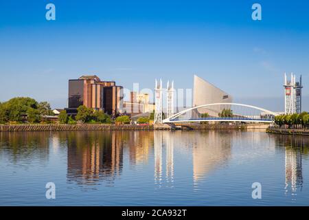 La passerelle de Lowry et le Musée impérial de la guerre du Nord, Salford Quays, Manchester, Angleterre, Royaume-Uni, Europe Banque D'Images