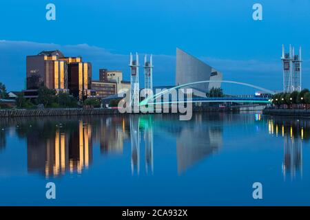 La passerelle de Lowry et le Musée impérial de la guerre du Nord, Salford Quays, Salford, Manchester, Angleterre, Royaume-Uni, Europe Banque D'Images