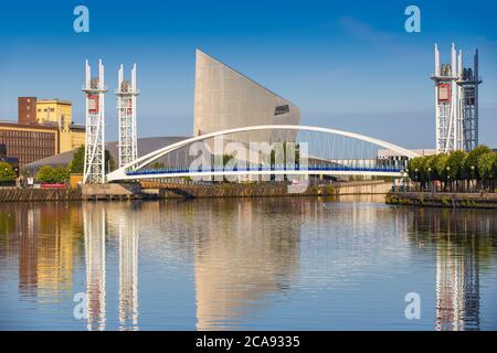 La passerelle de Lowry et le Musée impérial de la guerre du Nord, Salford Quays, Manchester, Angleterre, Royaume-Uni, Europe Banque D'Images