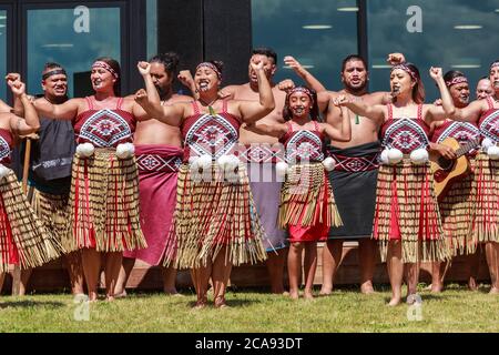 Maori femmes et filles d'un groupe kapa haka (danse traditionnelle). Tauranga, Nouvelle-Zélande, février 6 2019 Banque D'Images