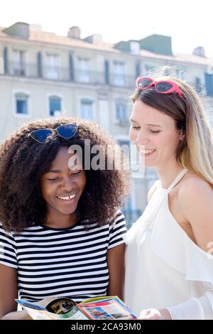 Deux amis, un africain et un caucasien, partageant une carte ensemble pendant les vacances, Portugal, Europe Banque D'Images