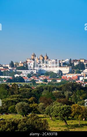 Vue sur la cité médiévale et la capitale de la région sur les bois de chêne de liège, Evora, Alentejo, Portugal, Europe Banque D'Images