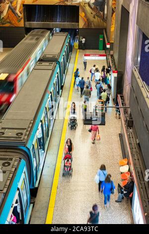 Une station de métro montrant une plate-forme de train et de banlieue sur la station de métro de Santiago, Santiago, Chili, Amérique du Sud Banque D'Images