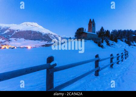 Église de San Gian avec les sommets enneigés en arrière-plan, Celerina, Saint-Moritz, Engadine, canton de Graubunden, Suisse, Europe Banque D'Images