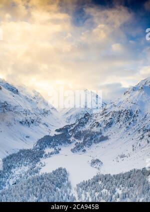 Vue aérienne du lac Cavloc et des bois couverts de neige, vallée de Bregaglia, Engadine, canton de Graubunden, Suisse, Europe Banque D'Images