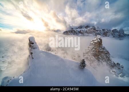 Vue aérienne de Sella couverte de neige, groupe CIR, Parc naturel de Puez-Odle, Col de Gardena, Dolomites, Tyrol du Sud, Italie, Europe Banque D'Images