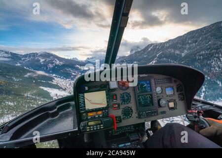 Poste de pilotage d'hélicoptère survolant les Dolomites, Trentin-Haut-Adige, Italie, Europe Banque D'Images