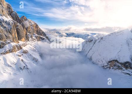 Vue aérienne de Valle Ombretta couverte de nuages, Marmolada, Dolomites, Vénétie, Italie, Europe Banque D'Images