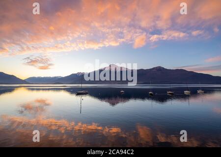 Nuages au lever du soleil se reflétaient dans le lac de Côme, Domaso, Lombardie, les lacs italiens, Italie, Europe Banque D'Images