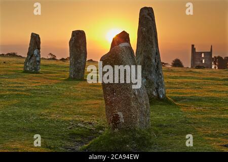 Lever de soleil sur des pierres debout aux Hurlers, une série de cercles de pierre préhistoriques sur Bodmin Moor, près de Liskeard, à l'est des Cornouailles, en Angleterre Banque D'Images